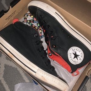 LIGHTLY USED: JUNIORS CONVERSE - NO TIE LACES